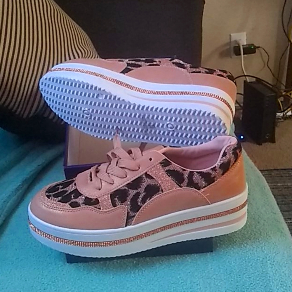 Casual sneakers